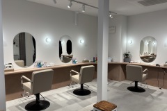 白とベージュを基調にした柔らかい雰囲気